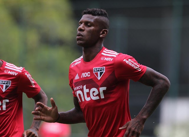 São Paulo multa Arboleda por vestir camisa do Palmeiras 