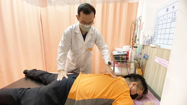 ▲員榮醫療體系員榮醫院中醫部呂彥樟醫師為患者調整骨架。（員榮醫院提供）