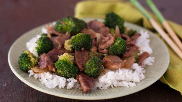 THE BEST EASY BEEF AND BROCCOLI STIR-FRY