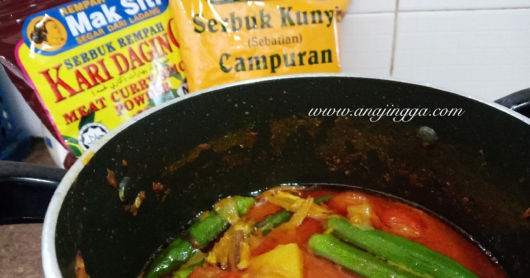 Kari sayur dan ayam goreng berempah menu tengahari pembuka 