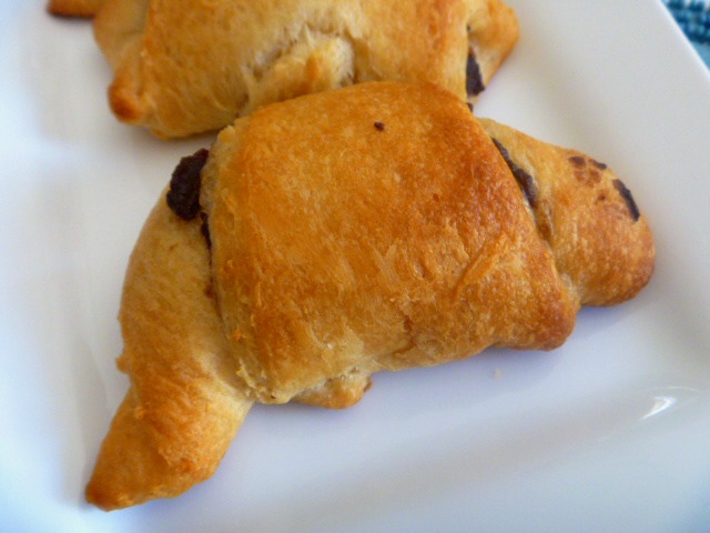 Only 2 ingredients! Tender crescent rolls fresh from the oven and bursting with hot apple butter. Yes please! - Slice of Southern