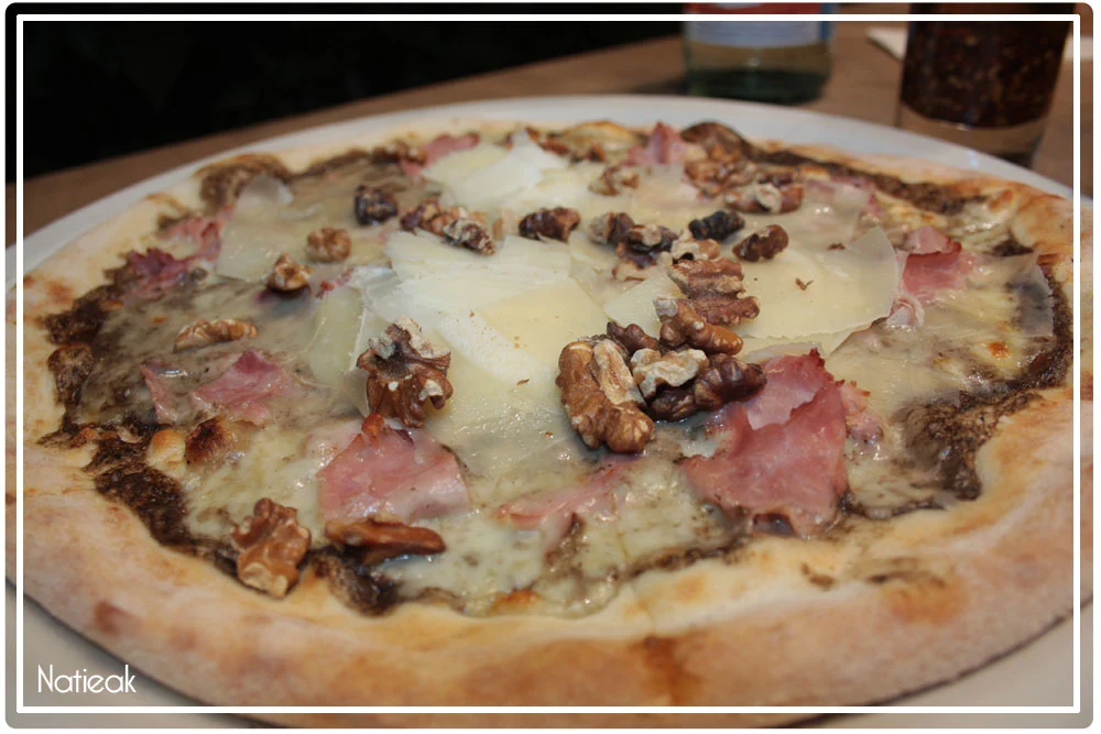 pizza à la base de crème de truffes