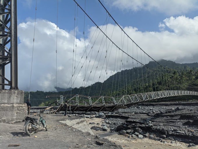 Mengalirkan Harapan Melalui Pipa: Laskar Pemuda Kaliregoyo  yang Menginspirasi di Tengah Lahar Semeru