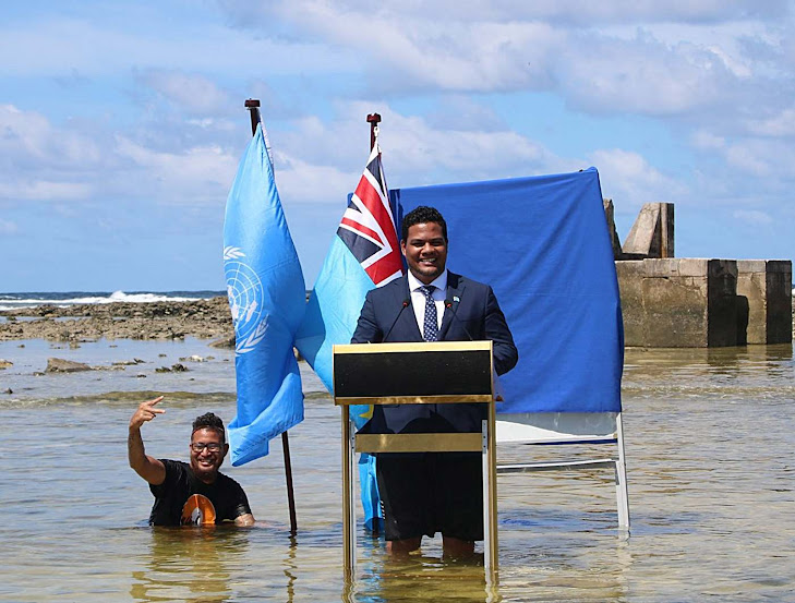 Golpes midiáticos servem para ganhar empréstimos para qualquer manobra política. Na foto Simon Kofe, ministro de Tuvalu, teatraliza suposto afundamento de sua ilha e do mundo