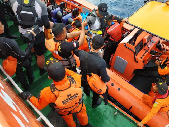 Divers prepare to set out for a search of Lion Air flight JT610 which crashed into the Java Sea. 