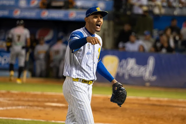 Los Leones del Caracas y los Tiburones de La Guaira reforzaron su pitcheo abridor este domingo en el Draft de Adiciones. Los melenudos tomaron a Mario Sánchez, mientras que el conjunto litoralense escogió a Erick Leal.  Ambos equipos se sienten satisfechos y confían en que sus refuerzos brindarán la efectividad necesaria para conseguir el campeonato.   Juan Carlos Escobar fue la voz del conjunto capitalino durante el Draft. Mientras, César Collins y Antonio Herrera dijeron presente por los escualos.  LEONES Escobar dio a entender que nunca hubo dudas y que Mario Sánchez siempre fue la prioridad.  «Mario tiene sus días de descanso e incluso podría abrir el primer juego. Así que tendría una segunda oportunidad en la serie, dependiendo de su actuación», comentó el presidente de Leones. «La adición de otro representante del Zulia y la química que pueda tener (con Alí Castillo y Silvino Bracho) también fue un factor importante en la decisión», apuntó.   Escobar reconoce que Sánchez tuvo problemas lanzando en la carretera y que su peor apertura fue contra Tiburones en el Universitario, pero confía en que hará un buen trabajo. «Durante toda la temporada ha sido dominante y a nosotros nos lanzó muy bien. Tenemos altas expectativas con él».  Por otra parte, mencionó que el receptor Jhonny Pereda está listo para volver a la acción. Mientras, Ronald Herrera sigue progresando de su tendinitis.  Ante los rumores que hay en las redes sociales, el presidente del Caracas aclaró que no regresará ninguno de los grandeligas que se marcharon.  TIBURONES «Nosotros pensamos que Sánchez iba a ser la selección del Caracas, así que siempre tuvimos en mente a Erick Leal», admitió Herrera, quien luego cedió la palabra a Collins para que explicara mejor el plan a seguir.   «Erick viene de una actuación destacada el sábado y va a estar disponible para ser nuestro abridor en el primer juego en condición de local, que sería el tercer juego de la final. A partir de allí, dependiendo de su trabajo, sabremos con mayor claridad cuántas veces podrá lanzar en el transcurso de la serie» relató Collins.  El gerente general de La Guaira, por otra parte, confirmó que Ronald Acuña Jr. participará en la final y lo hará como bateador designado. Más allá de eso, «no hay limitaciones en cuanto a su tiempo de juego», dijo Collins, que espera poder contar con el outfielder en una hipótetica Serie del Caribe también.  LEE TAMBIÉN:  ¡Lo confirma el jugador! Ronald Acuña jugará con Tiburones en la final  UN DATO. Los Leones del Caracas esperan que Harold Castro y Carlos Hernández se queden hasta el final del torneo, a pesar de que el primero acaba de firmar contrato con los Rockies de Colorado y el segundo tiene restricciones impuestas por los Reales de Kansas City.  (Roberth Pérez)  Foto: Elio Miranda / Prensa Navegantes del Magallanes