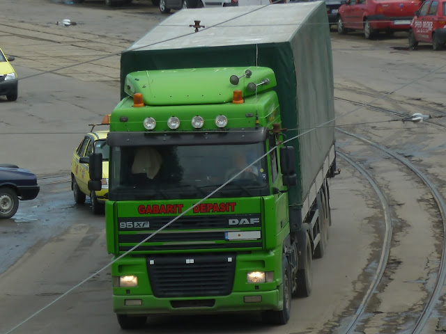 DAF 95 XF 430 4x2 Truck Green + Green Curtain Trailer