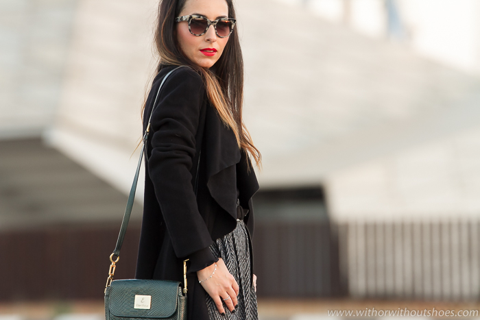 Blogger de Valencia de moda belleza estilo con look blanco y negro y labios rojos