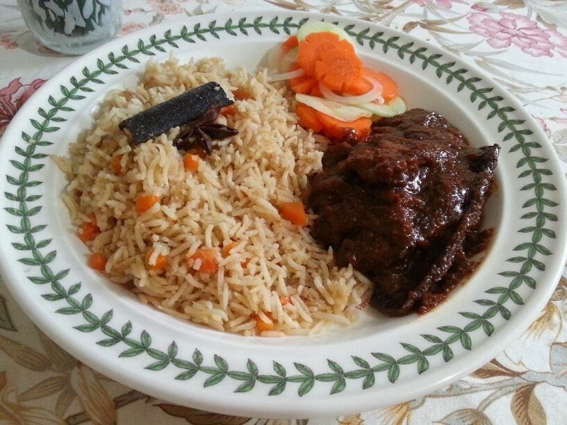 Gelama Busuk: Nasi Carrot dan Daging Masak Hitam