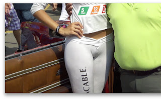 Sexi promotora calzas marcando cameltoe