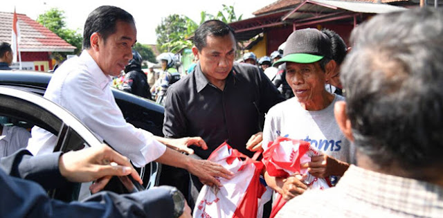 Kerumunan Terjadi Lagi Saat Jokowi Bagikan Sembako, Demokrat: Harusnya Bapak Jadi Teladan