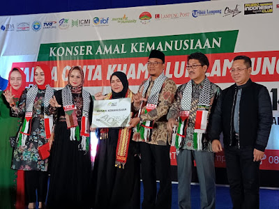 Melly Goeslow Ramaikan Konser Tanda Cinta Kham Ulun Lampung Untuk Palestina dan Lombok