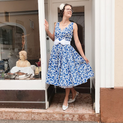 Maria Gamauf vom UTSC Dancefire Wiener Neustadt mit einem Kleid von der Boutique new : vintage Werbung für Rock'n'Roll im Kurpark Bad Sauerbrunn