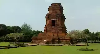 candi peninggalan majapahit candi brahu.jpg