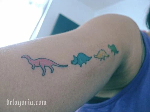 Tatuaje de dinosaurio femenino