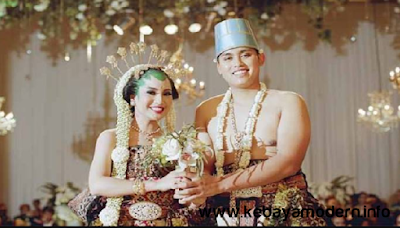 Baju Pengantin Adat Jawa Milik Aditya Putri