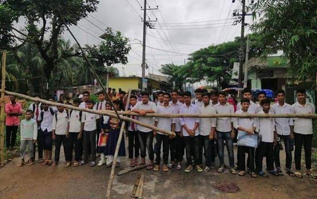 কর্ণফুলীতে সড়ক সংস্কারের দাবিতে ছাত্রছাত্রীদের মানববন্ধন 