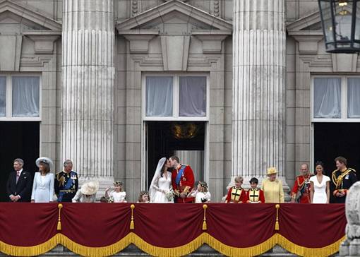 Momen Pangeran William dan Kate Middleton Berciuman Di Balkon Istana