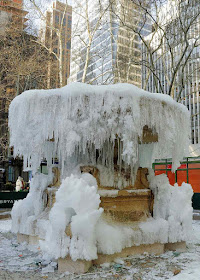 Fonte congelada pela atual onda polar, Bryant Park, Nova Iorque