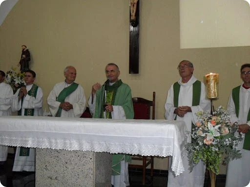 Padre José Ilica celebra missa
