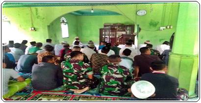 Anggota Satgas TMMD Ke 102 Kodim 0305/Pasaman Sholat Jum'at bersama Dengan Masyarakat Jorong Situak Barat