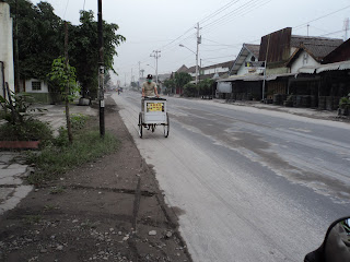 jalan di kota yogyakarta diselimuti pasir debu merapi