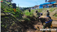 Jaga Keutuhan dan Kebersihan Sungai, Dansub 11 Sektor 22 Serma Abdulloh Lakukan Perawatan Sungai Cijalupang