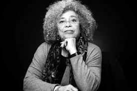 Imagem em preto e branco da ativista Angela Davis