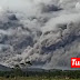 Gunung berapi tertinggi di Pulau Jawa meletup