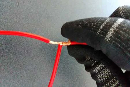 Instalaciones eléctricas residenciales - Enrollando primer cable derivado para derivación doble