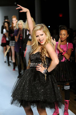 Avril-Lavigne-Hot Black-Dress