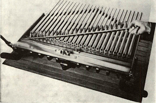 Piano hinge clip held 25 caliber .52 base-fired metal cartridges. When breech was closed, common musket cap detonated central car- tridge while fire flashed in rear channel to succeeding outer charges. Confederates may have used such a gun but seven “Requas” were bought from New Yorker David Smith by Union officers.