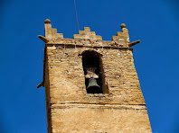 Detall del darrer pis del campanar de Sant Andreu de Gurb coronat amb merlets