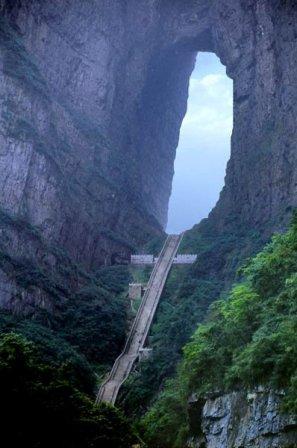 Lubang terbesar di dunia ada di gunung Tianmen....!!!