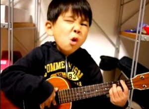 Lựa chọn học ukelele hay học đàn guitar ở trẻ nhỏ