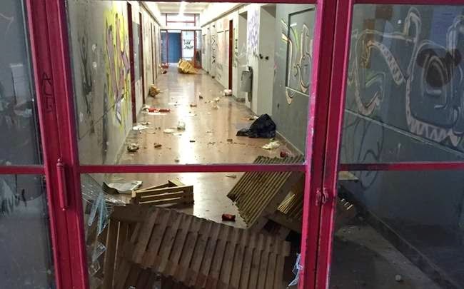 apth_arxitektoniki_vandalismoi_20150224_02.jpg