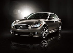 Front 3/4 view of 2011 Infiniti M37