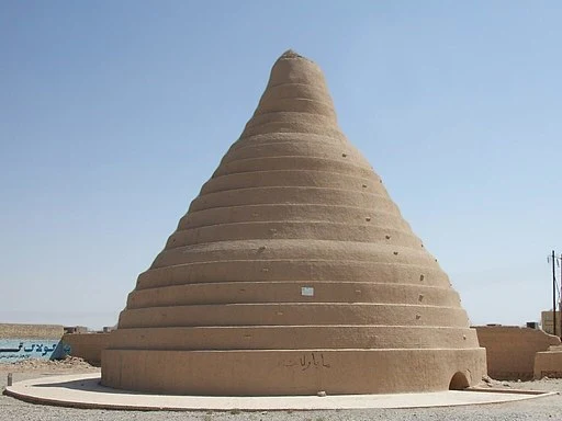 Pierwsze lody w historii przechowywanie były w piramidalnej konstrukcji zwanej Yakhchal.