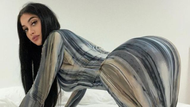Jailyne Ojeda acalora Instagram posando en ajustado atuendo deportivo y minibikini