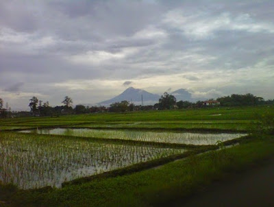 +Foto pemandangan alam gunung merapi dan sekitarnya di sore hari