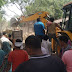 वाराणसी में गिरा कच्‍चा मकान का मलबा, JCB से ग्रामीणों नें 2 युवकों को निकाला बाहर