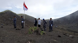 TNI AL - Lanal Ternate bersama Komunitas Maritim Upacara penaikan bendera merah putih di Puncak Gamalama