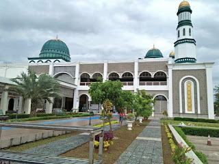 Masjid Megah di Tengah Hutan Pinus