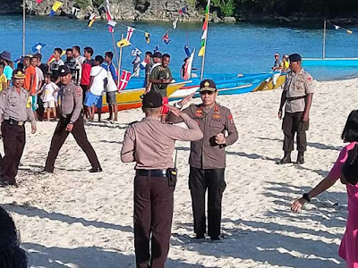 Tiakur, Malukupost.com - Sempat melakukan atraksi mengelilingi bibir laut, Kapolda Maluku yang berkunjung ke Kabupaten Maluku Barat Daya (MBD) dengan mengendarai Jetski dalam kegiatan Patroli Perairan Jarak Jauh disambut cukup meriah oleh seluruh komponan baik Pemerintah Daerah, Jajaran Polres setempat hingga masyarakat Pulau Moa. Hal ini terlihat jelas saat kedatangan Kapolda Maluku diiringi sejumlah perahu milik masyarakat, tidak hanya itu Kapolda Maluku pun diminta untuk meneguk Sopi (minuman tradisional) dan memakan sirih pinang yang merupakan tradisi adat masyarakat MBD. 