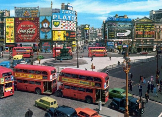 Foto di Londra negli anni 60: Piccadilly Circus, 1963