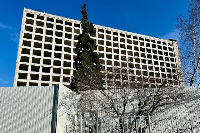Конюшковская улица, бывшая гостиница «Мир» (построена в 1967 году, заброшена в 2007 году)