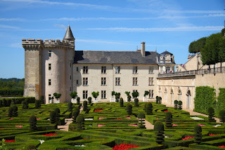 foto lateral do castelo pegando os jardins e uma perede lateral  