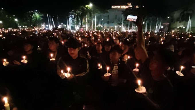 Bentuk Solidaritas Ribuan Bonek Gelar Doa Bersama Di Tugu Pahlawan Surabaya Atas Tragedi Di Stadion Kanjuruhan Malang