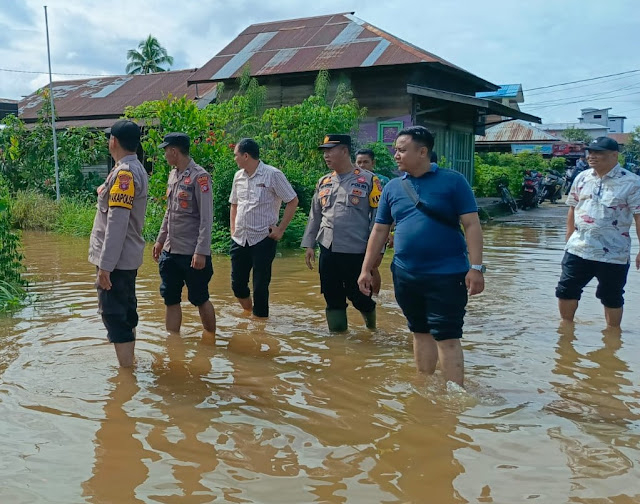 Debit Air Mulai Naik, Kapolsek Dusun Utara Pimpin Patroli Antisipasi Banjir