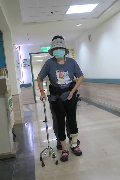▲經過機器人訓練復健下，林女士已能拄著四腳拐緩步走。（彰化醫院提供）